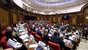 Le nouveau parlement arménien tient sa première session alors que l&rsquo;opposition, comme prévu, fait sentir sa présence