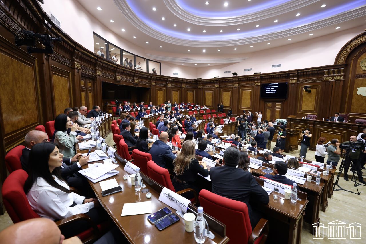 Le nouveau parlement arménien tient sa première session alors que l'opposition, comme prévu, fait sentir sa présence