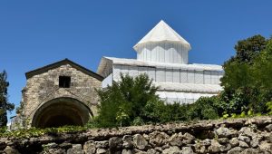 « Les travaux sont effectués conformément aux normes internationales » — Le Comité de réhabilitation du monastère de Gelati en Géorgie répond aux critiques