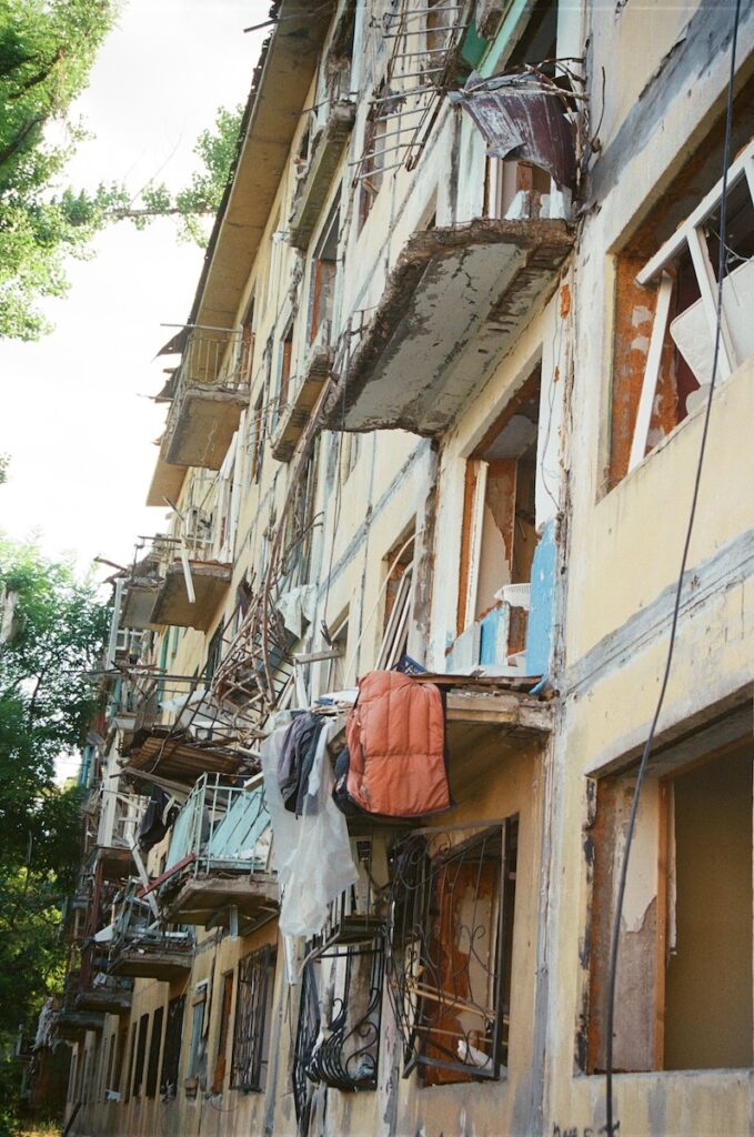 La façade d'un bâtiment endommagé touchée par une bombe aérienne guidée. Kramatorsk, août 2026. Yulia Kalaban pour JAMnews.