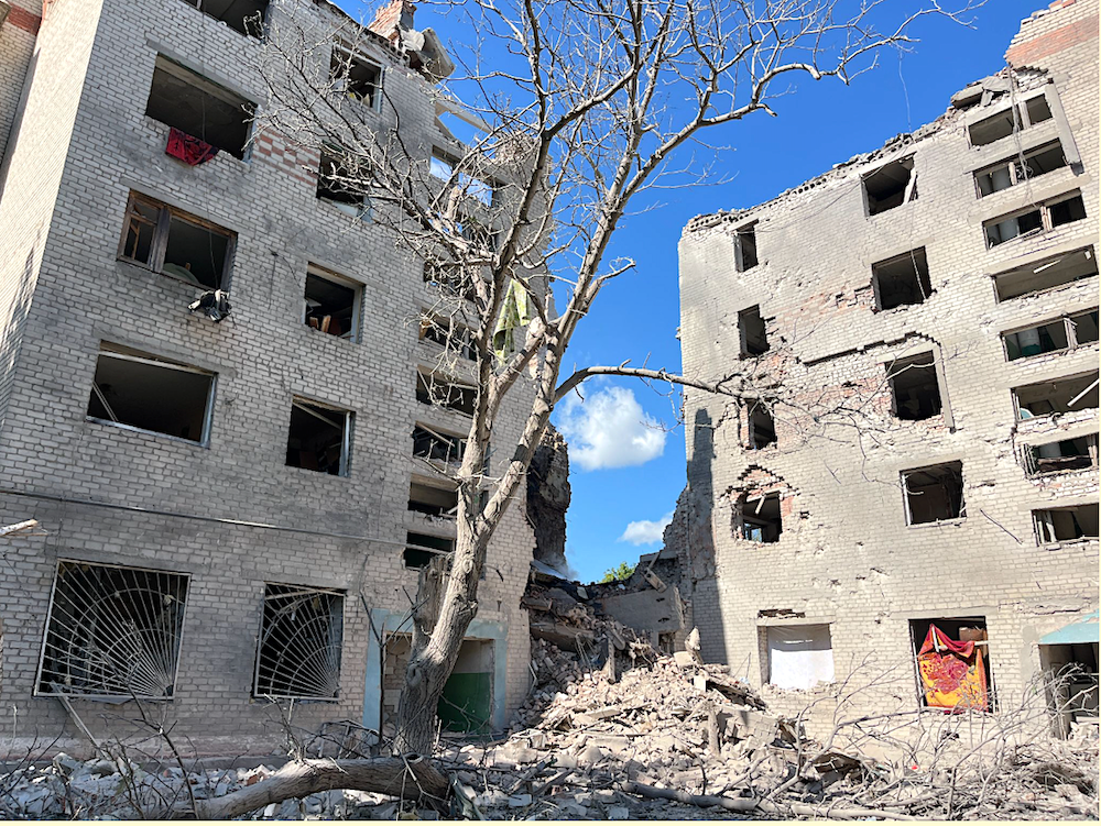 Un immeuble résidentiel détruit par une bombe aérienne russe FAB-250 le 13 août. Kramatorsk, août 2026. Yulia Kalaban pour JAMnews.