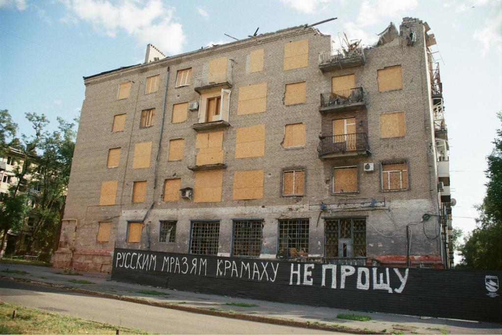 Une maison détruite par une bombe aérienne russe. L'inscription sur la façade dit : 