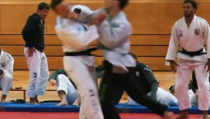 Un judoka géorgien attaque un concurrent allemand après sa défaite