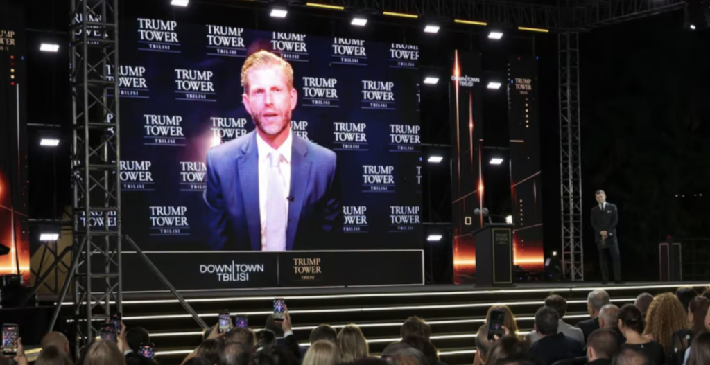 Eric Trump s'adresse à distance à la présentation de la Trump Tower à Tbilissi