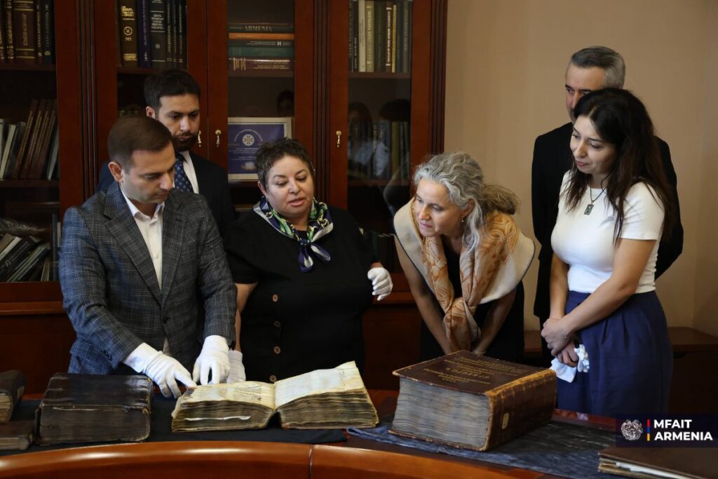 Grono voit des manuscrits anciens conservés au Matenadaran.