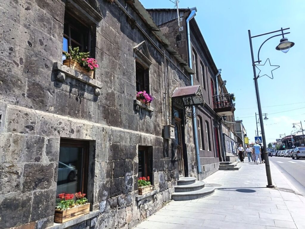 Bâtiments bas à Gyumri fabriqués à partir de tuf noir traditionnel. Photo de JAMnews.