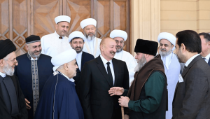 Aliyev qualifie le Parlement européen de « nid de personnalités corrompues » et exhorte les pays musulmans à s&rsquo;unir