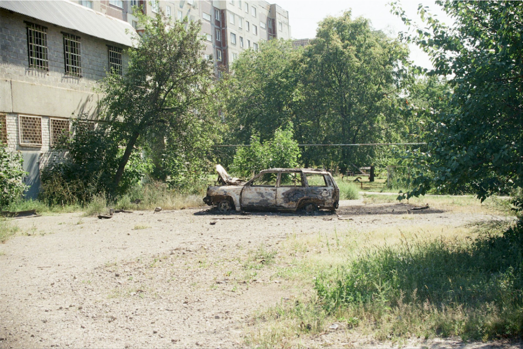 Une voiture incendiée par un drone russe. Kramatorsk, août 2026. Yulia Kalaban pour JAMnews.