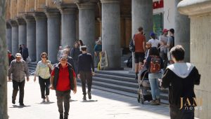 « De combien d&rsquo;argent avez-vous besoin chaque mois pour vivre confortablement ? Sondage de rue à Tbilissi. Vidéo