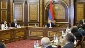 Le salaire de Pashinyan va presque doubler alors que les fonctionnaires arméniens prévoient des augmentations de salaire à partir de 2027