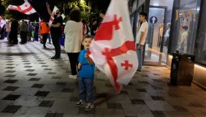 « Marche du samedi » à Tbilissi : « L&rsquo;Abkhazie est la Géorgie » et solidarité avec l&rsquo;Ukraine. Podcast vidéo « Manifestations en Géorgie »