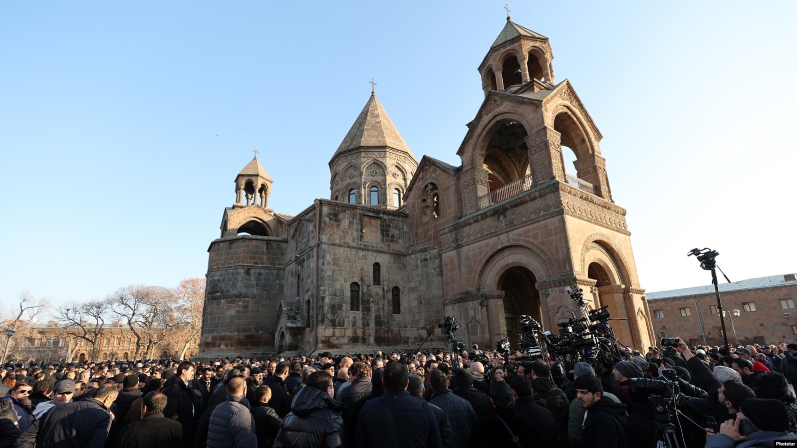 Etchmiadzine proteste contre la démission de Garegin II