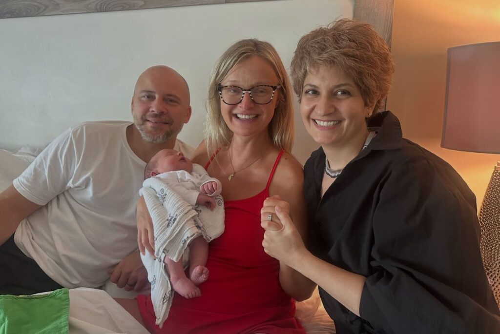 Yvetta avec les parents d'un bébé né avec son soutien