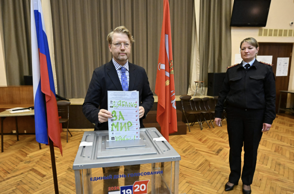 Le président du parti Iabloko, Nikolaï Rybakov, vote dans un bureau de vote. Saint-Pétersbourg, 20 septembre, élections à la Douma d'État russe